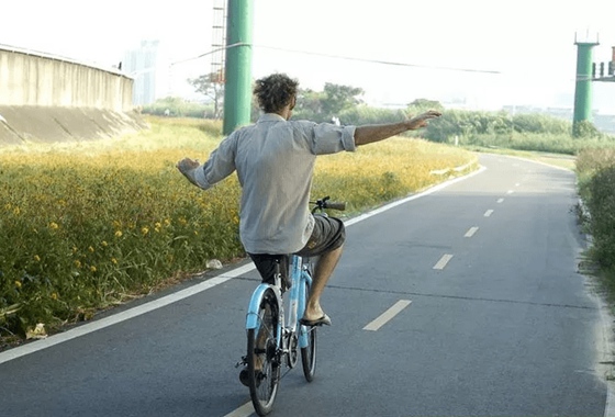 為什么自行車騎起來不會倒,自行車不倒的原理