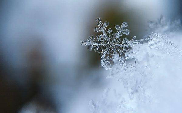 雪花為什么是六個角的,六邊形的雪花是如何形成的