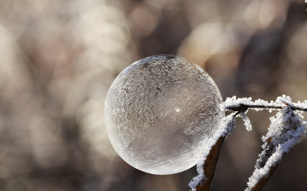 為什么雪是白色的而冰是透明的,雪花和冰的區別是什么？